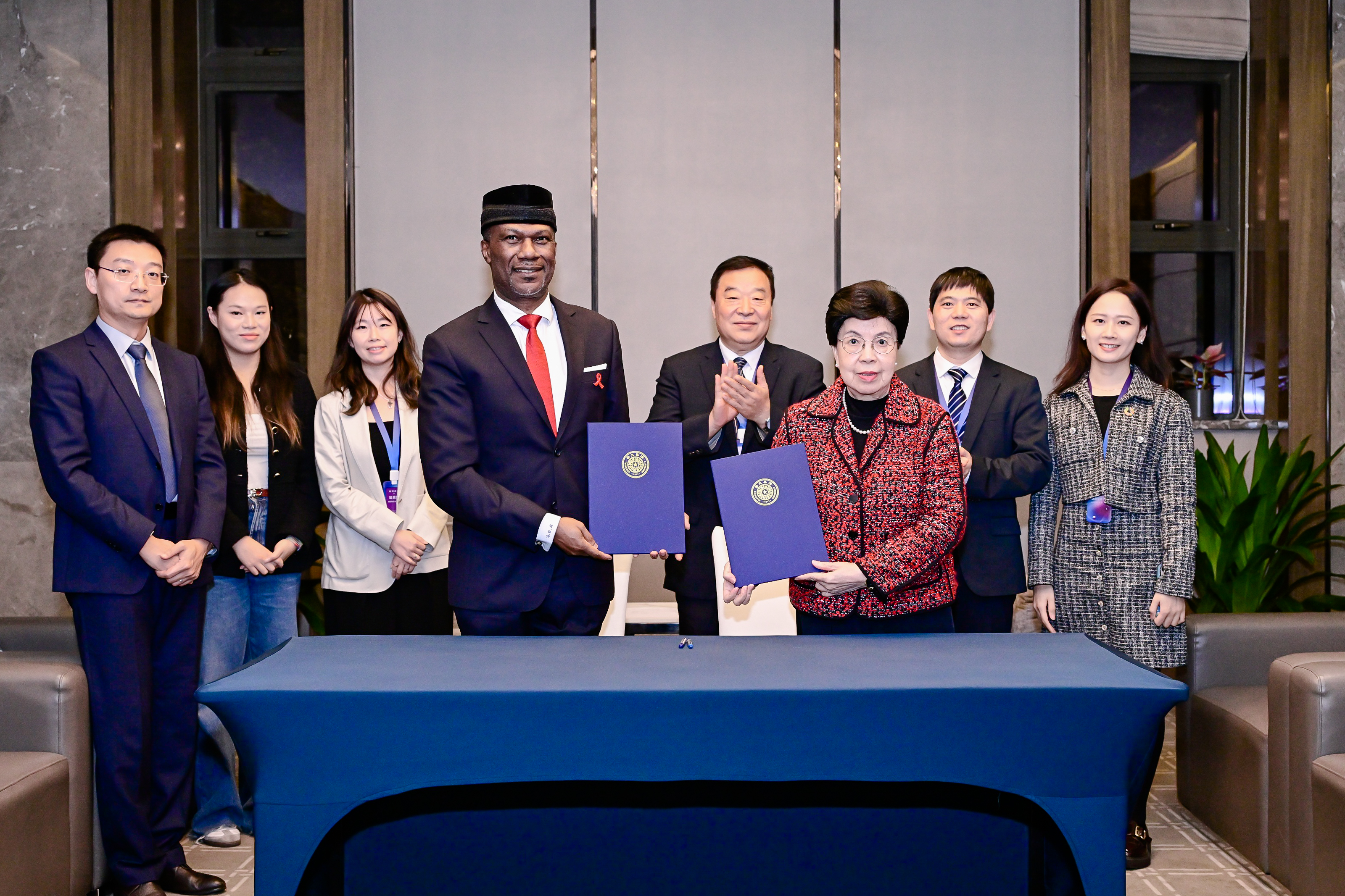 清华拷贝漫画
与联合国艾滋病规划署驻华办事处签署合作谅解备忘录