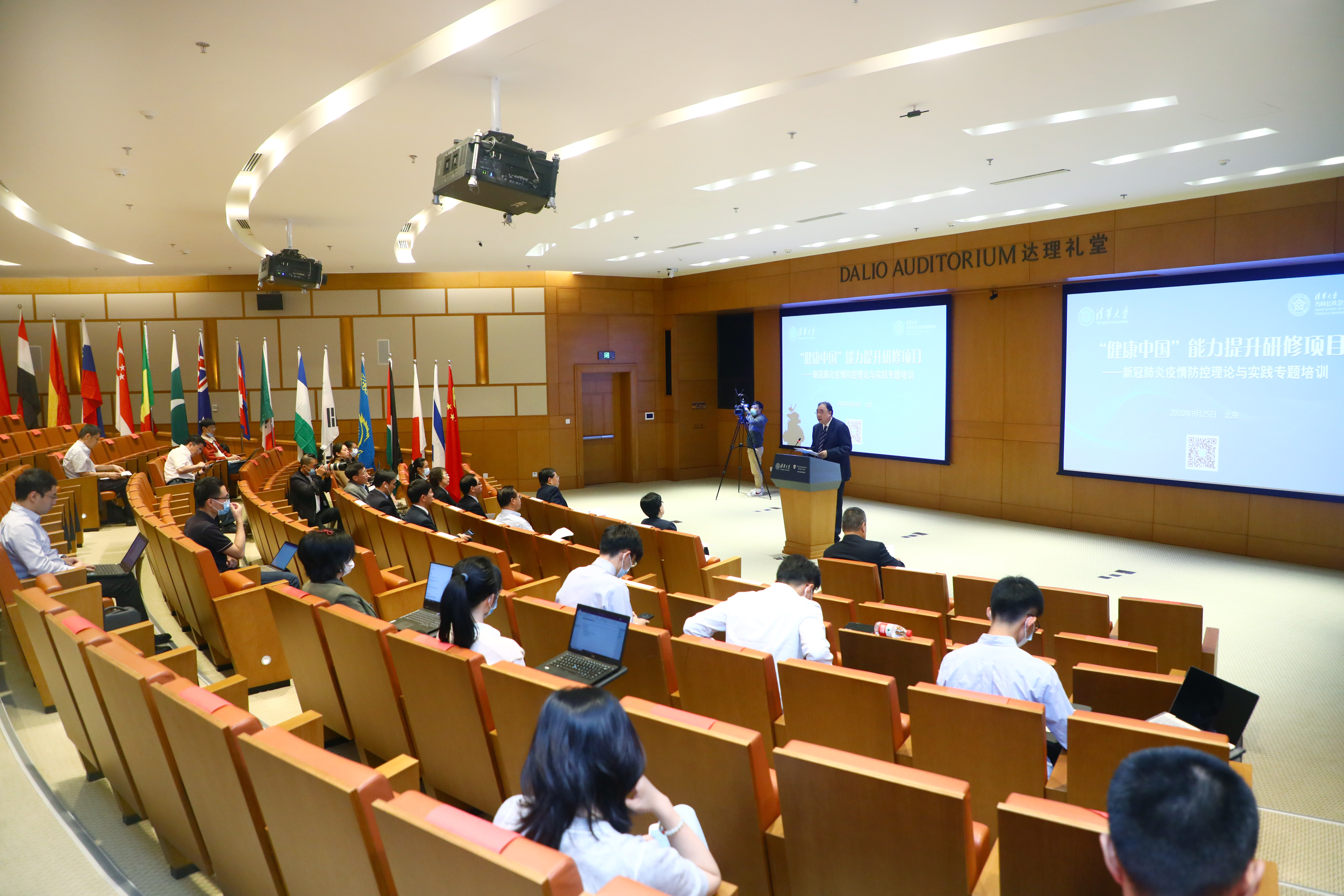 拷贝漫画
举办新型冠状肺炎疫情防控理论与实践专题培训