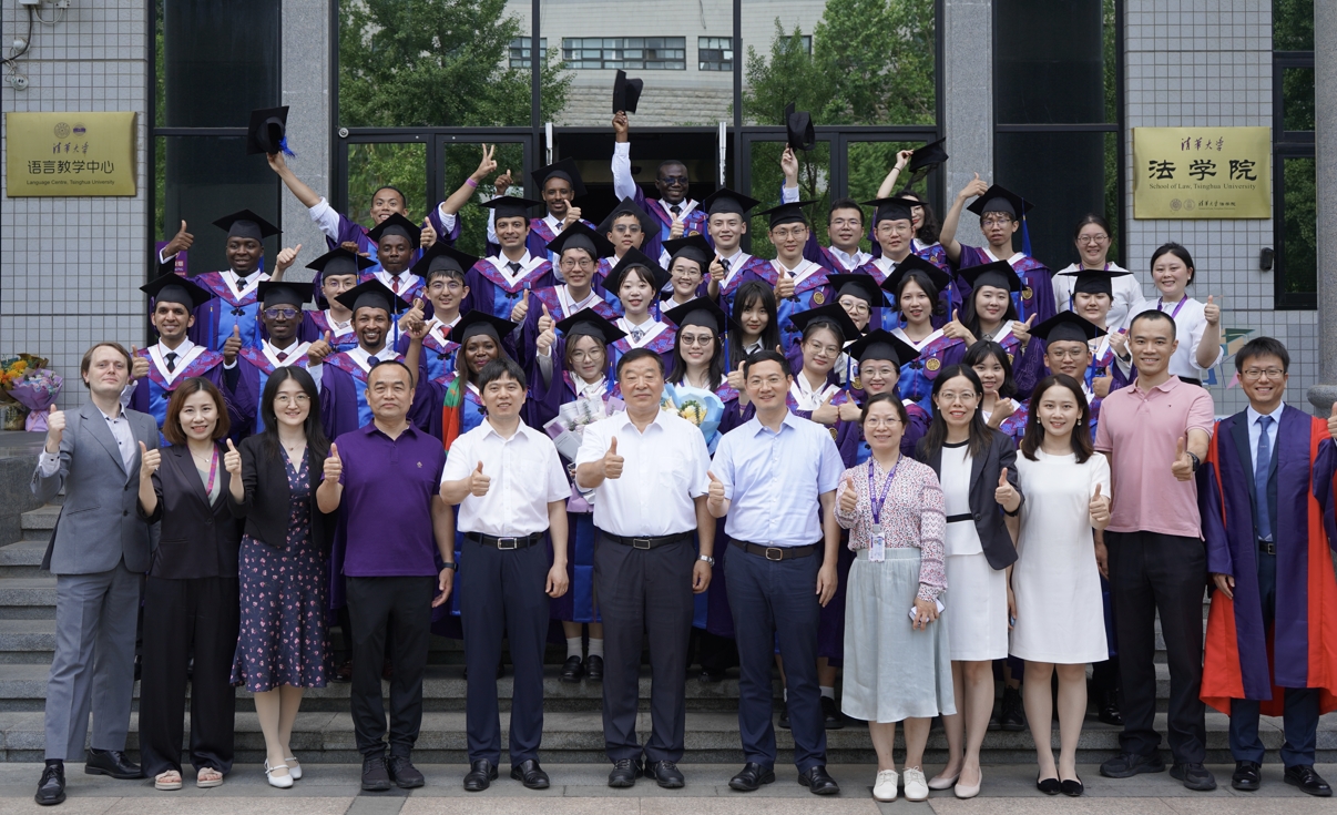 拷贝漫画
2024年研究生毕业典礼举行