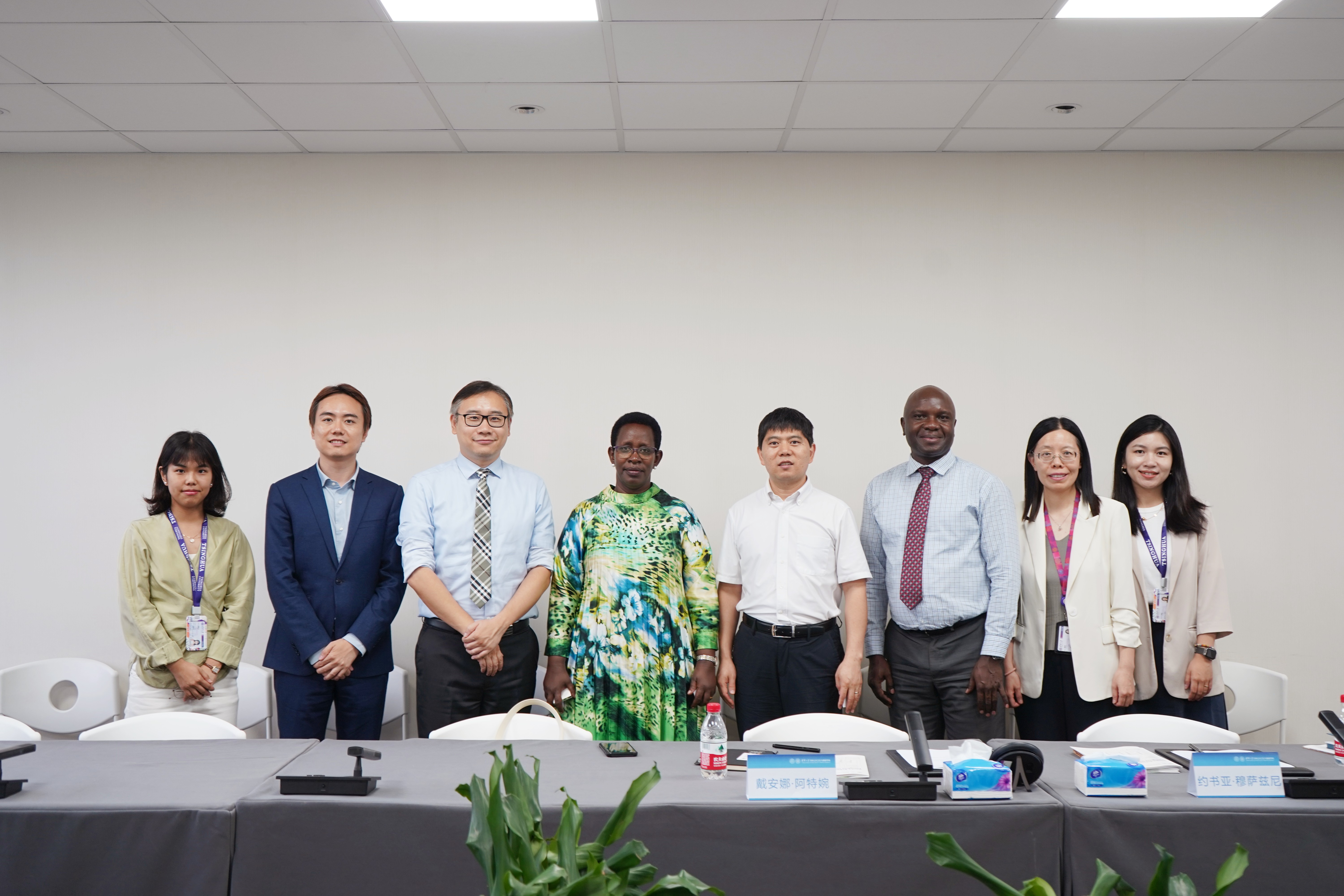 乌干达卫生部常务秘书戴安娜·阿特婉（Diana Atwine）一行来访清华万科拷贝漫画
