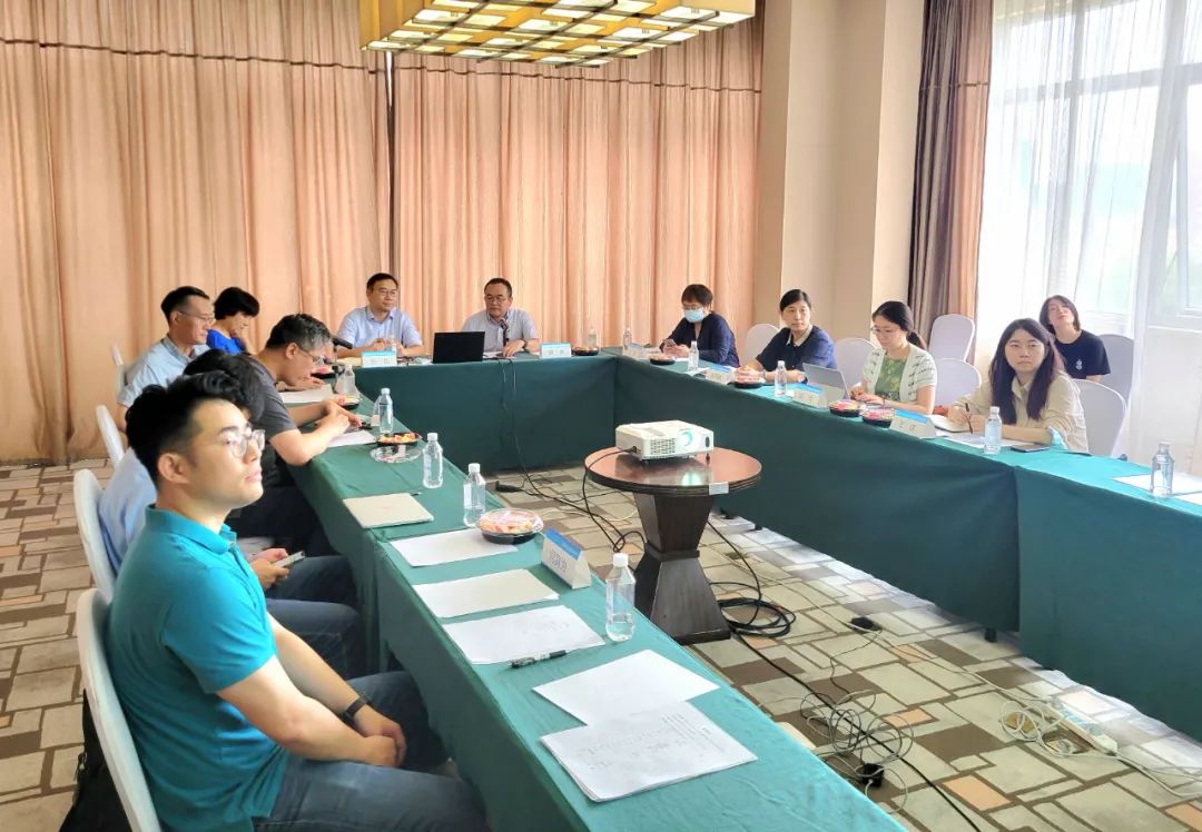 清华拷贝漫画
召开“中国企业的全球卫生与健康责任”项目专家座谈会